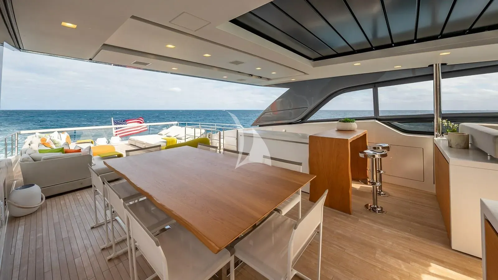 WOMBAT Sanlorenzo SL106 - sundeck bar and alfresco dining area