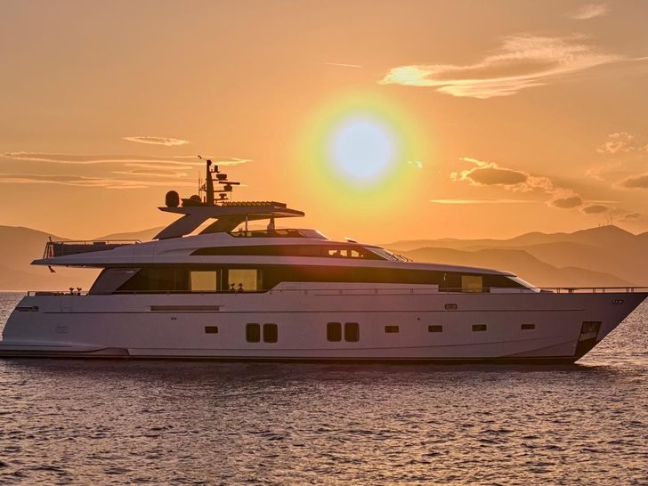 WOMBAT Sanlorenzo SL106 - under the sunset WOMBAT Sanlorenzo SL106 - under the sunset