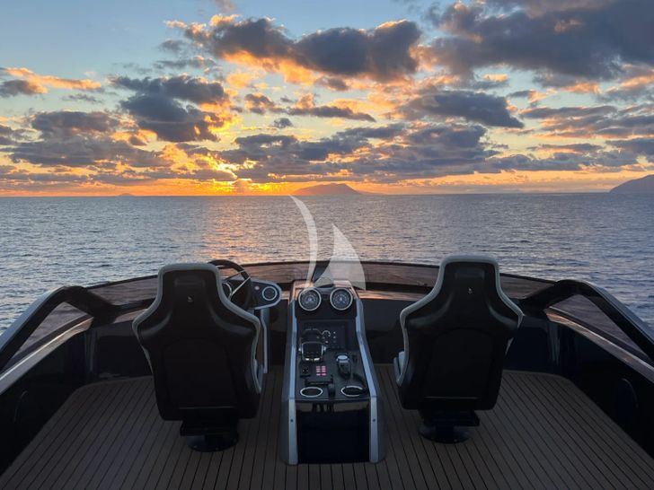 X2 Sunseeker 65 Sport - sundeck helm X2 Sunseeker 65 Sport - sundeck helm