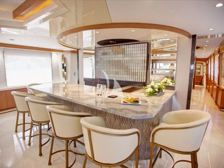 XOXO Intermarine 118 - bar area XOXO Intermarine 118 - bar area