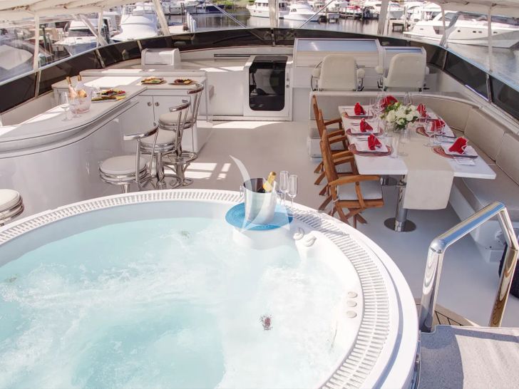 XOXO Intermarine 118 - flybridge jacuzzi XOXO Intermarine 118 - flybridge jacuzzi