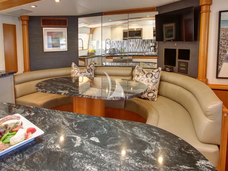 XOXO Intermarine 118 - galley dining XOXO Intermarine 118 - galley dining