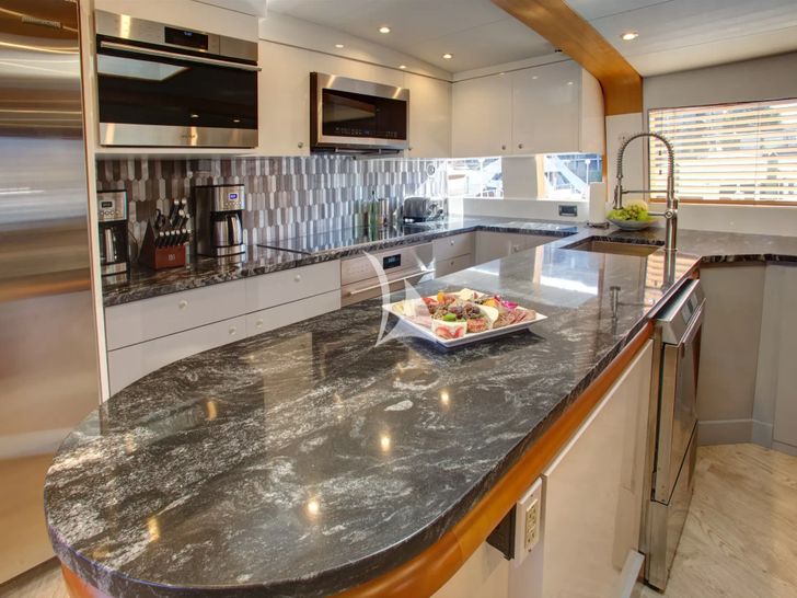 XOXO Intermarine 118 - galley XOXO Intermarine 118 - galley