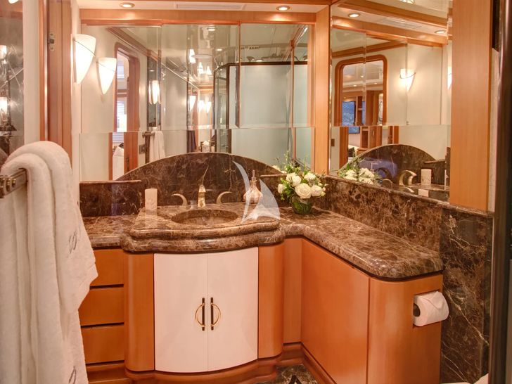 XOXO Intermarine 118 - master cabin bathroom XOXO Intermarine 118 - master cabin bathroom