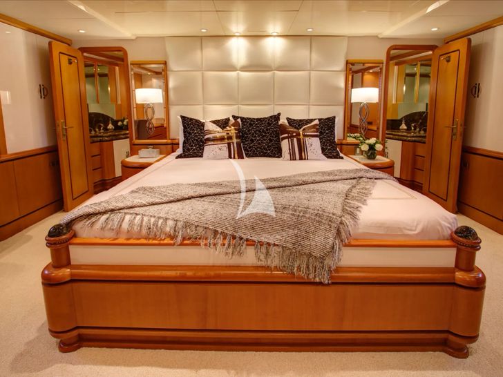 XOXO Intermarine 118 - master cabin bed XOXO Intermarine 118 - master cabin bed