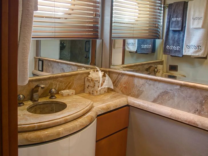 XOXO Intermarine 118 - twin cabin bathroom XOXO Intermarine 118 - twin cabin bathroom