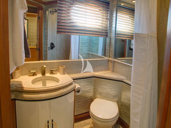 XOXO Intermarine 118 - twin cabin bunk bathroom XOXO Intermarine 118 - twin cabin bunk bathroom