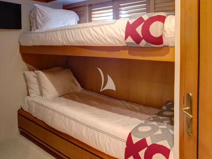 XOXO Intermarine 118 - twin cabin bunk style XOXO Intermarine 118 - twin cabin bunk style