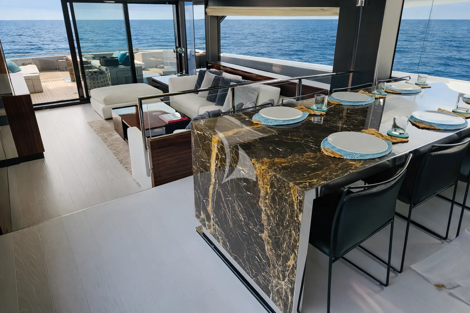 X SEVEN Riva Diva 82 - main dining area