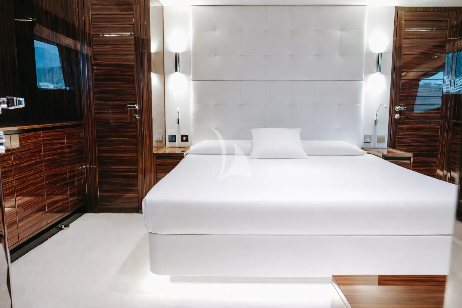 X SEVEN Riva Diva 82 - master cabin bed