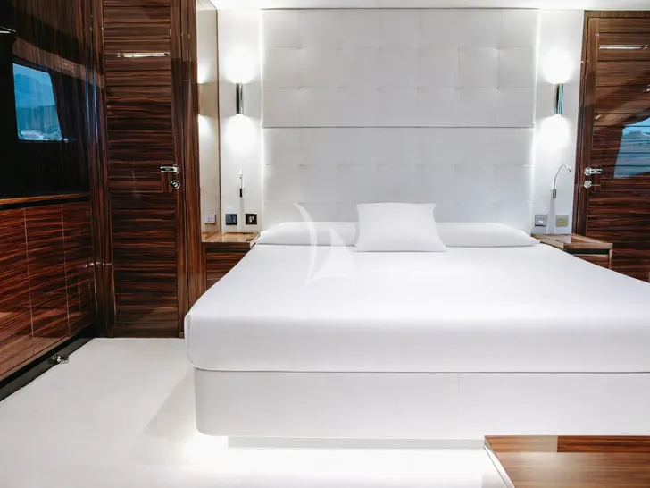 X SEVEN Riva Diva 82 - master cabin bed X SEVEN Riva Diva 82 - master cabin bed