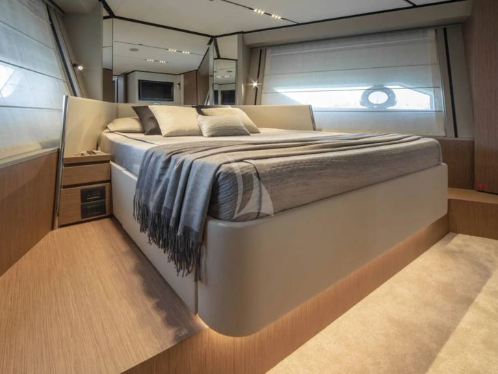 YAMAS Ferretti 670 - VIP cabin YAMAS Ferretti 670 - VIP cabin