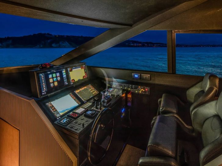 YAMAS Ferretti 670 - cockpit YAMAS Ferretti 670 - cockpit