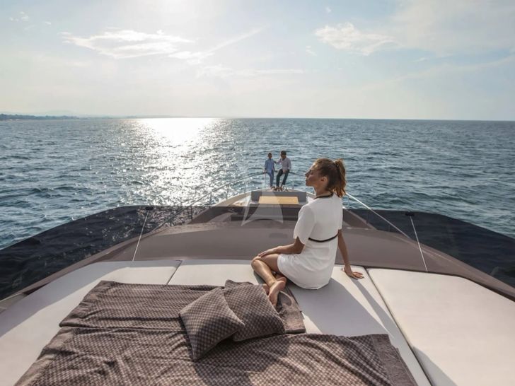 YAMAS Ferretti 670 - flybridge sun beds YAMAS Ferretti 670 - flybridge sun beds