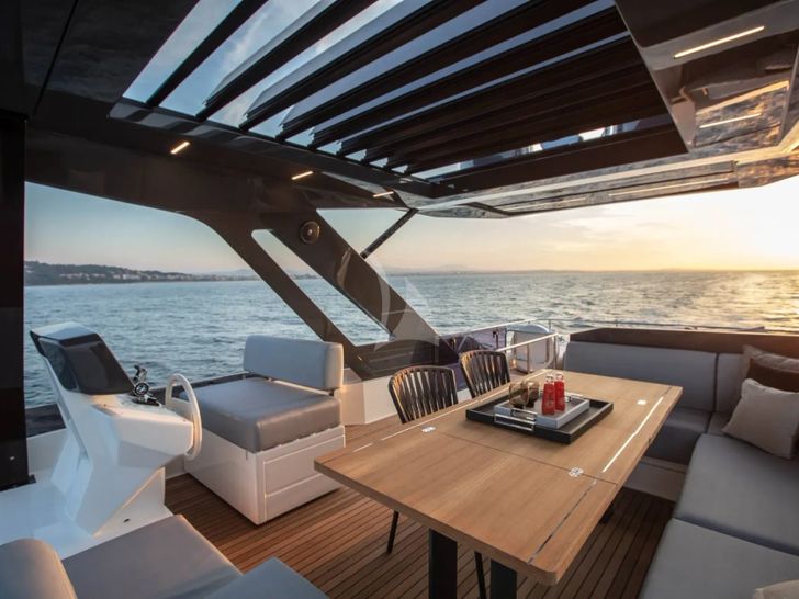 YAMAS Ferretti 670 - flybridge YAMAS Ferretti 670 - flybridge