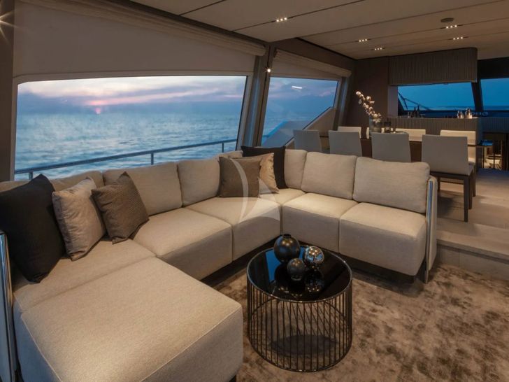 YAMAS Ferretti 670 - saloon YAMAS Ferretti 670 - saloon