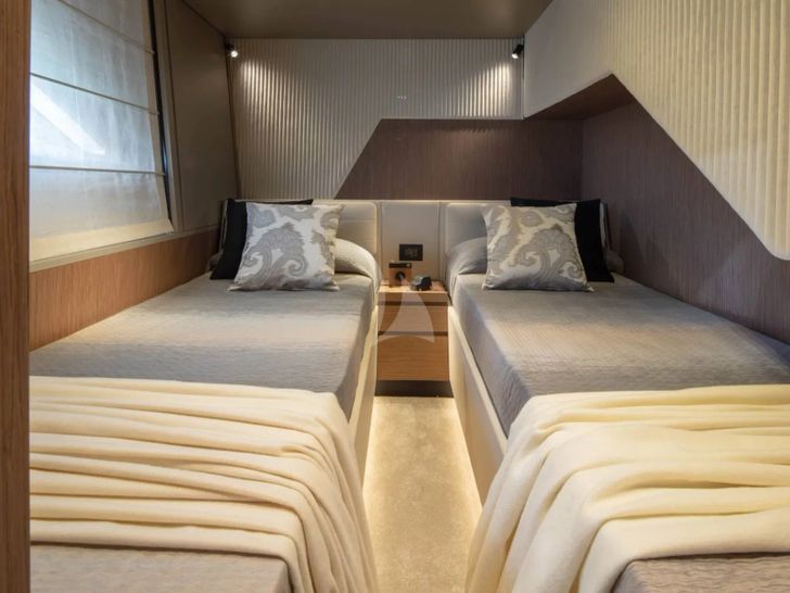 YAMAS Ferretti 670 - twin cabin YAMAS Ferretti 670 - twin cabin