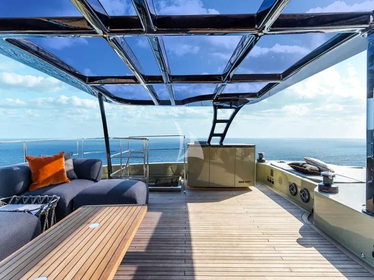 YGO. Sunreef 60 - flybridge seating and kitchenette YGO. Sunreef 60 - flybridge seating and kitchenette