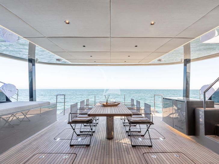 YLIME Sunreef 60 - aft deck dining area YLIME Sunreef 60 - aft deck dining area