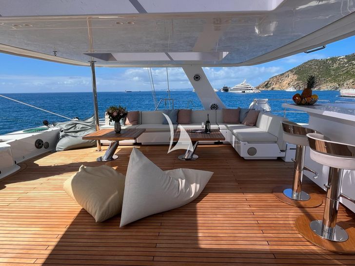 YOLO Sunreef 70 flybridge