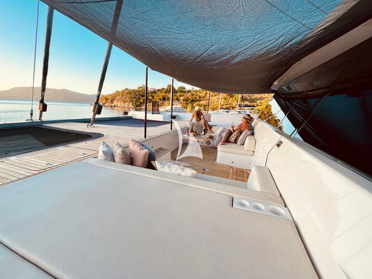 YOLO Sunreef 70 foredeck