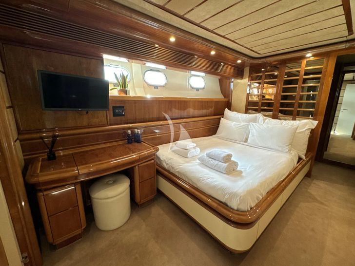 YOLO TOO Ferretti Custom Line 94 - VIP cabin 2 YOLO TOO Ferretti Custom Line 94 - VIP cabin 2