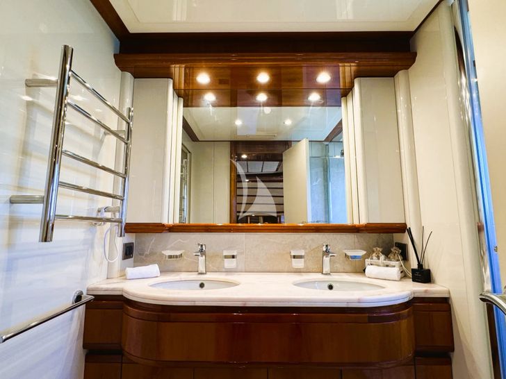 YOLO TOO Ferretti Custom Line 94 - master cabin bathroom YOLO TOO Ferretti Custom Line 94 - master cabin bathroom