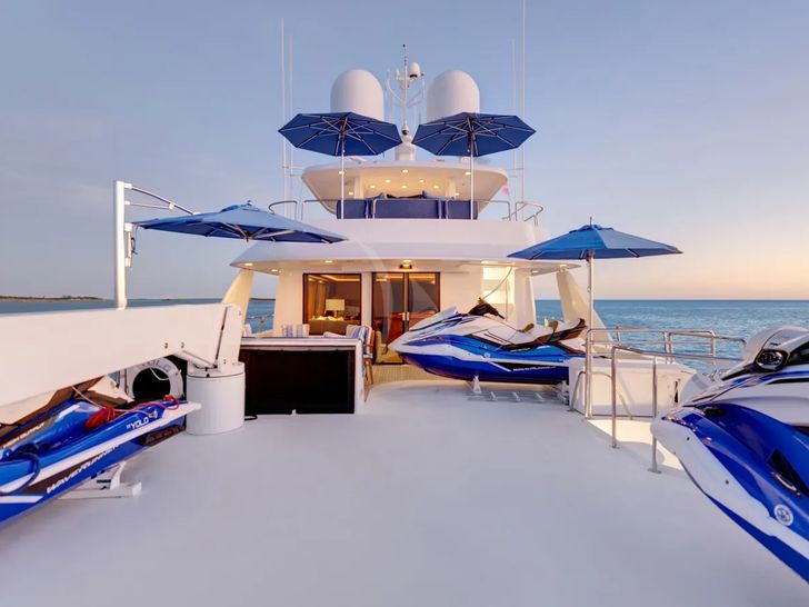 YOLO Westport 130 - flybridge aft YOLO Westport 130 - flybridge aft
