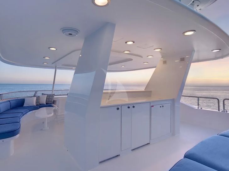 YOLO Westport 130 - flybridge seating YOLO Westport 130 - flybridge seating