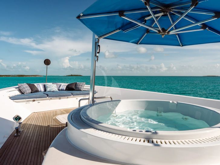 YOLO Westport 130 - foredeck jacuzzi and sunbathing area YOLO Westport 130 - foredeck jacuzzi and sunbathing area