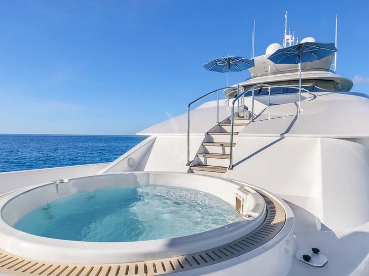 YOLO Westport 130 - foredeck jacuzzi YOLO Westport 130 - foredeck jacuzzi