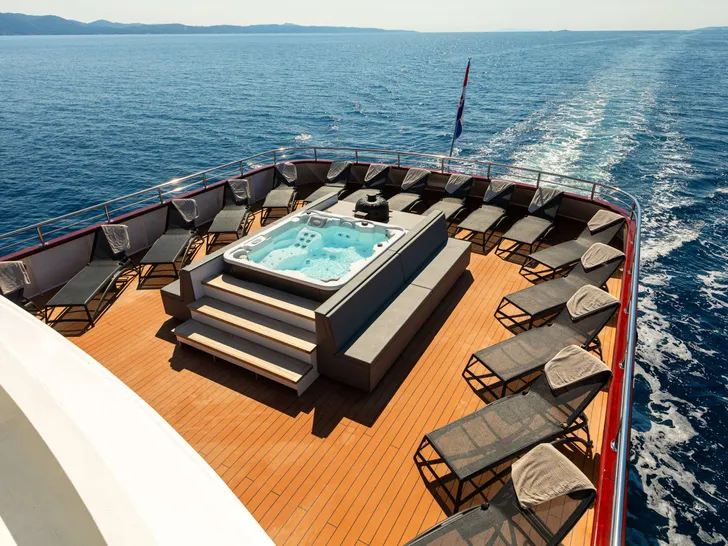 YOLO Odisej 48m - jacuzzi YOLO Odisej 48m - jacuzzi