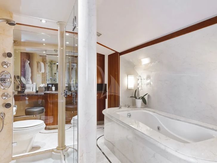 YOLO Westport 130 - master cabin bathroom YOLO Westport 130 - master cabin bathroom