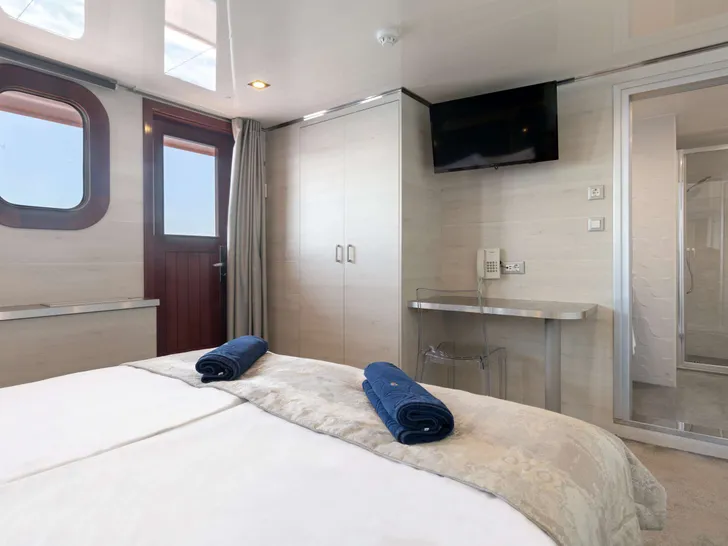 YOLO Odisej 48m - master cabin bed and TV YOLO Odisej 48m - master cabin bed and TV