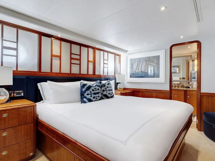 YOLO Westport 130 - master cabin YOLO Westport 130 - master cabin