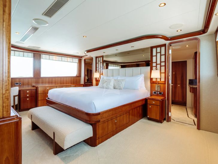YOLO Westport 130 - master cabin YOLO Westport 130 - master cabin