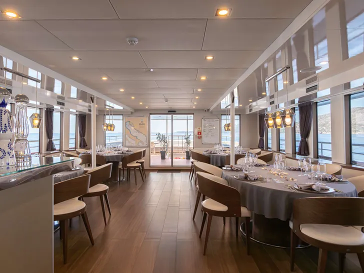 YOLO Odisej 48m - saloon YOLO Odisej 48m - saloon