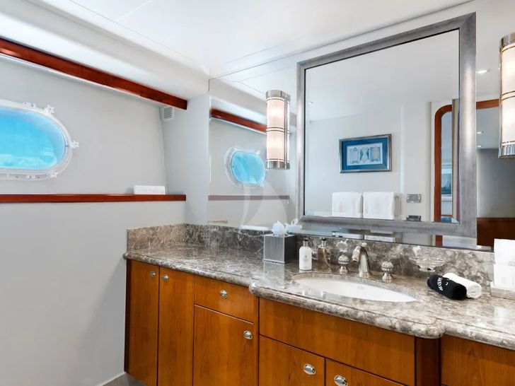 YOLO Westport 130 - twin cabin bathroom YOLO Westport 130 - twin cabin bathroom