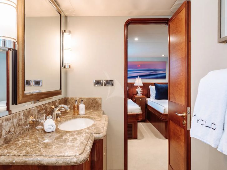 YOLO Westport 130 - twin cabin bathroom YOLO Westport 130 - twin cabin bathroom