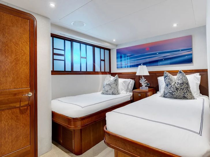 YOLO Westport 130 - twin cabin YOLO Westport 130 - twin cabin