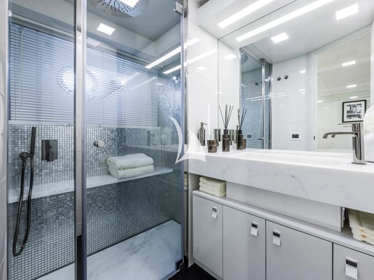 YVONNE Ferretti Custom Line Navetta 28 - VIP cabin bathroom YVONNE Ferretti Custom Line Navetta 28 - VIP cabin bathroom