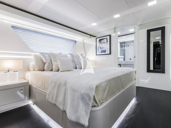 YVONNE Ferretti Custom Line Navetta 28 - VIP cabin YVONNE Ferretti Custom Line Navetta 28 - VIP cabin