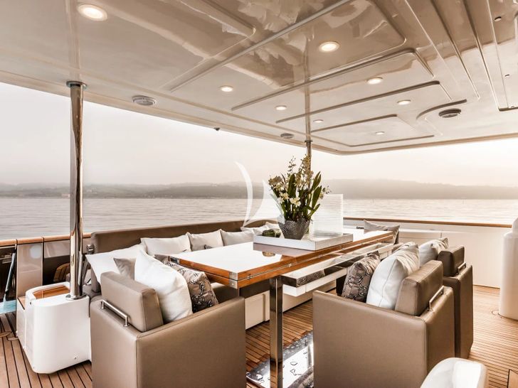 YVONNE Ferretti Custom Line Navetta 28 - aft alfresco dining area YVONNE Ferretti Custom Line Navetta 28 - aft alfresco dining area