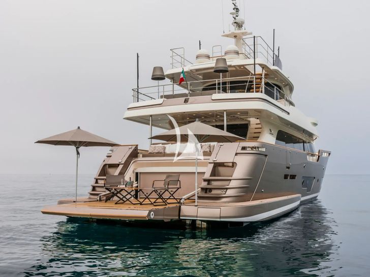YVONNE Ferretti Custom Line Navetta 28 - aft view YVONNE Ferretti Custom Line Navetta 28 - aft view