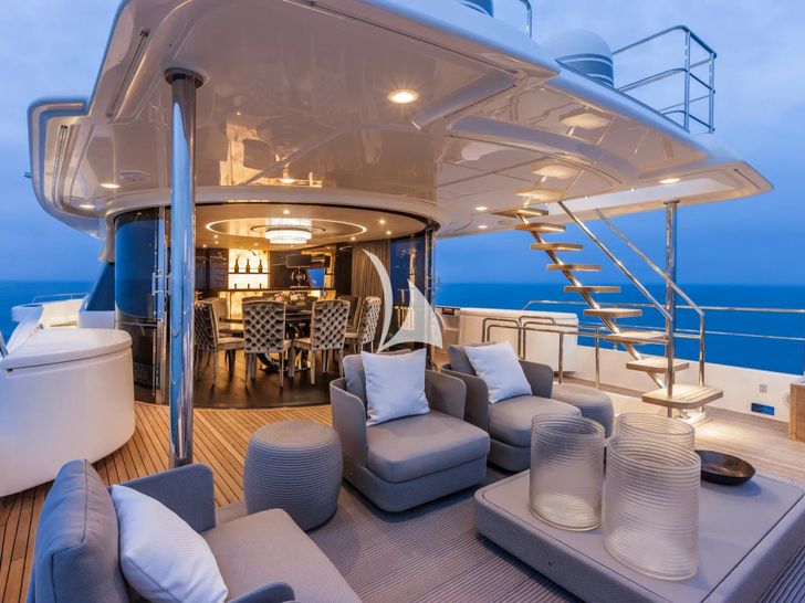 YVONNE Ferretti Custom Line Navetta 28 - sky deck YVONNE Ferretti Custom Line Navetta 28 - sky deck