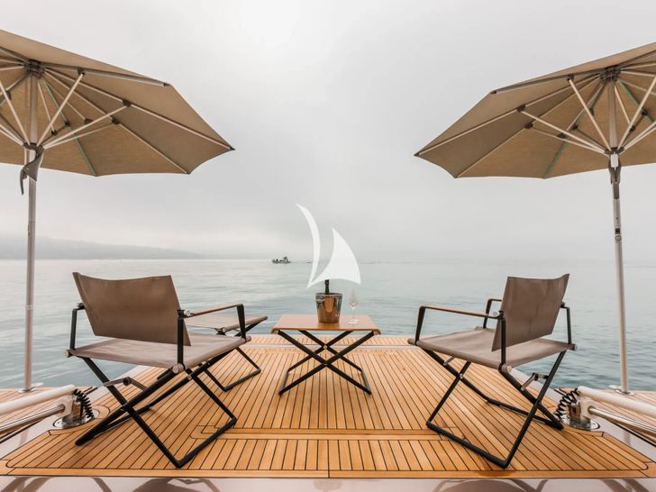 YVONNE Ferretti Custom Line Navetta 28 - swim platform YVONNE Ferretti Custom Line Navetta 28 - swim platform