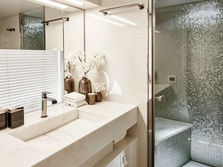 YVONNE Ferretti Custom Line Navetta 28 - twin cabin bathroom YVONNE Ferretti Custom Line Navetta 28 - twin cabin bathroom