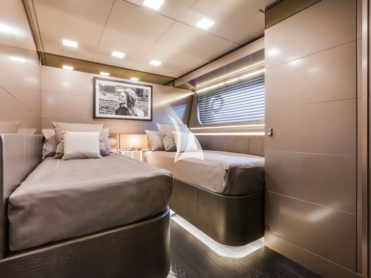 YVONNE Ferretti Custom Line Navetta 28 - twin cabin YVONNE Ferretti Custom Line Navetta 28 - twin cabin