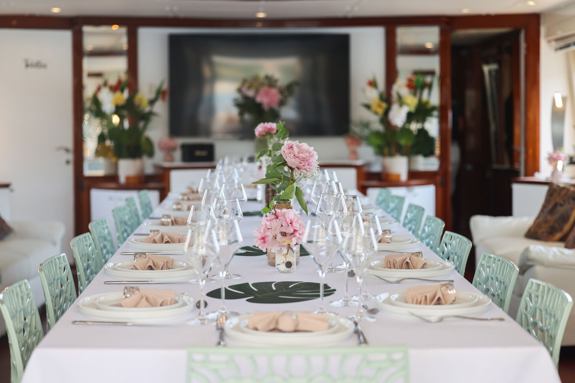 ACCAMA DELTA Azimut 30m - formal dining area setup