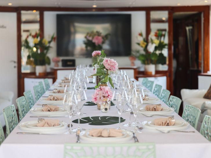 ACCAMA DELTA Azimut 30m - formal dining area setup ACCAMA DELTA Azimut 30m - formal dining area setup